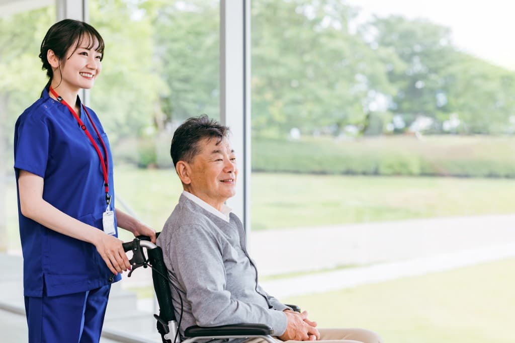 福祉の現場 - 介護スタッフと利用者の笑顔